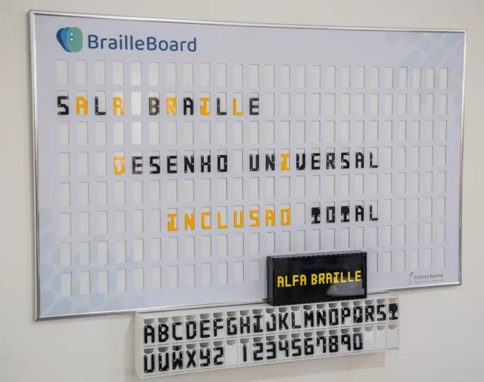 BrailleBoard montado com as frases SALA BRAILLE, DESENHO UNIVERSAL e INCLUSÃO TOTAL