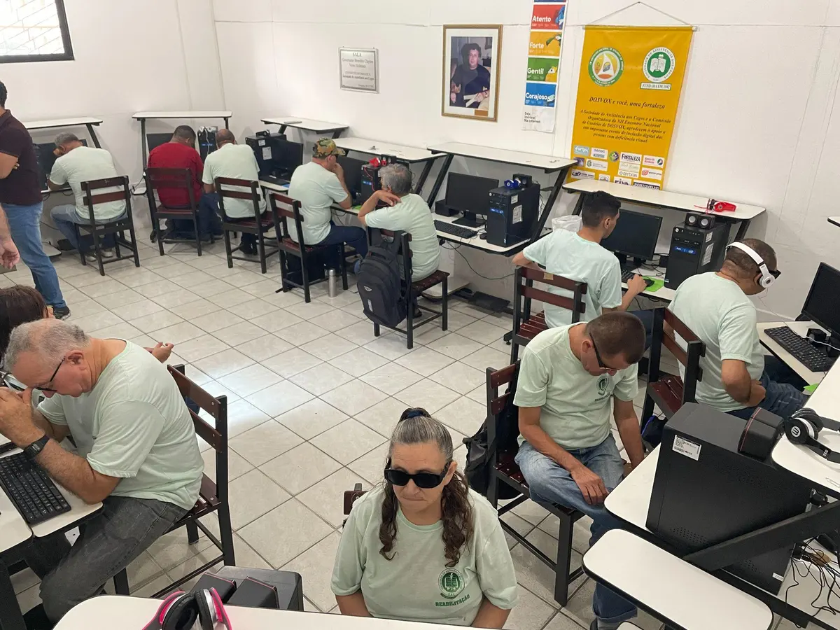 Turma de capacitação em informática para pessoas com deficiência visual