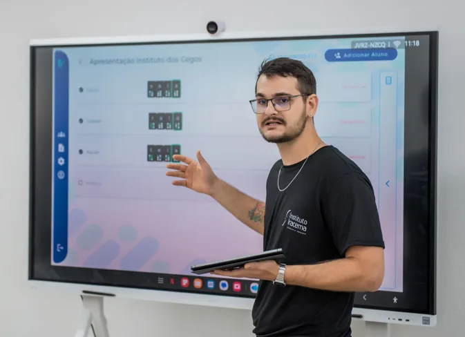 Formação da equipe da escola, com o aplicativo Sala Braille projetado na lousa digital