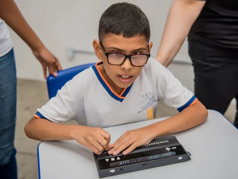 Estudante escrevendo em braille no SlateBraille