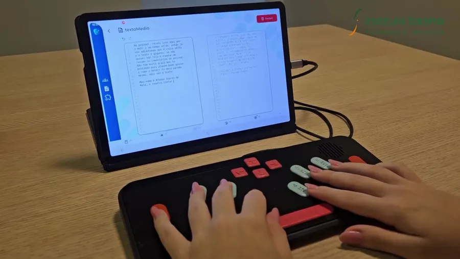 Teclado braille Digiperkins ligado a um tablet sobre a mesa