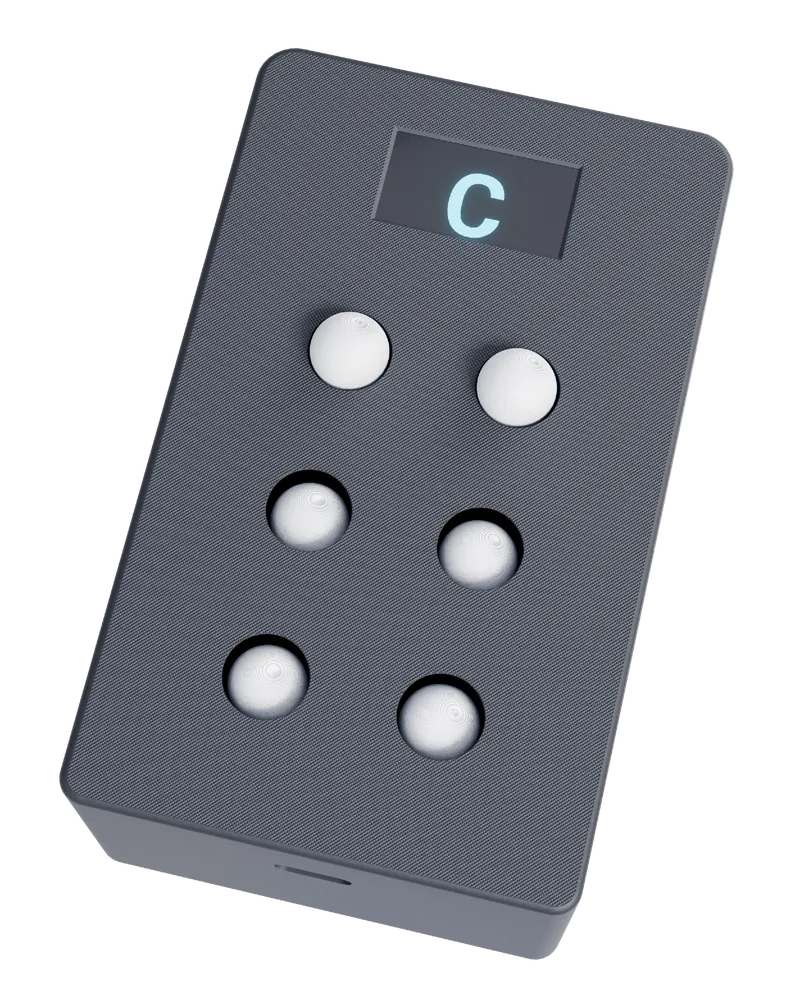 Dispositivo Eduka Braille cinza com letra C e seis pontos em relevo