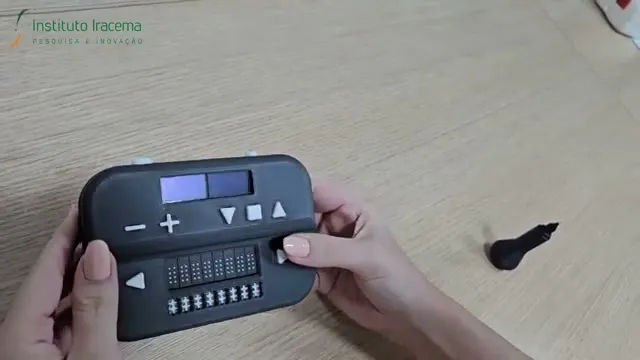 Dispositivo LiteracyBraille, a linha braille de leitura e escrita, em uso sobre a mesa