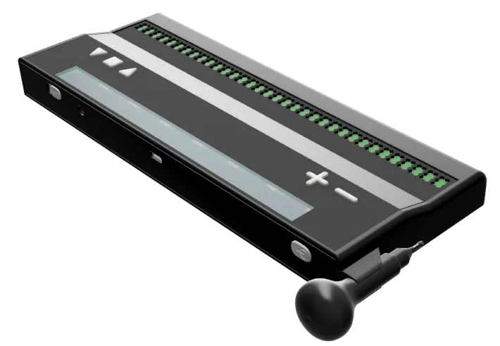 Dispositivo Slate Braille preto inclinado com faixa verde e botões laterais